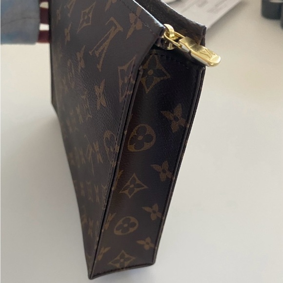 Louis Vuitton Toiletry 26 - DISCONTINUED STYLE - LIKE NEW - Picture 2 of 7